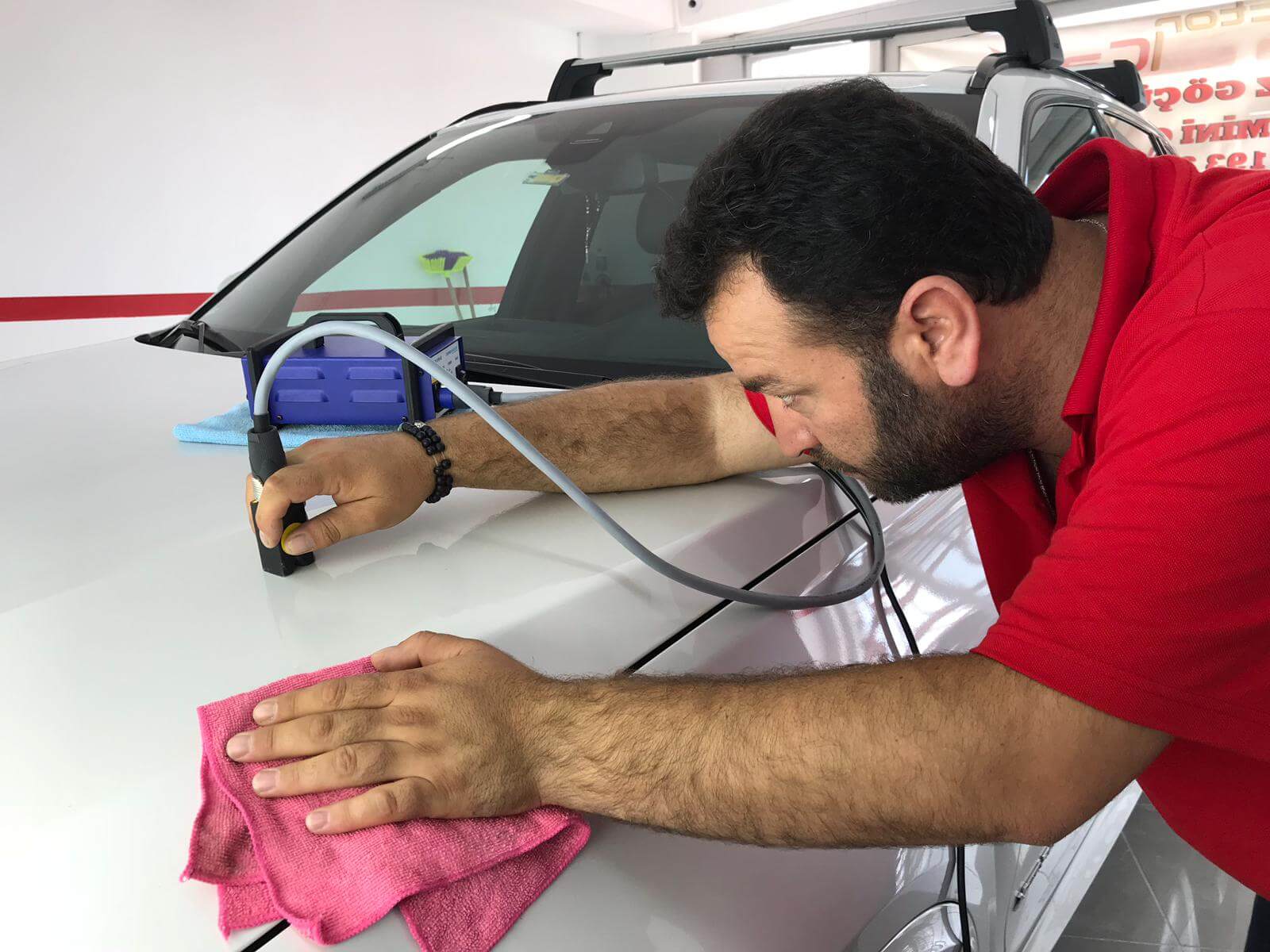 Wie repariert man Rostlöcher am Auto mit einem Karosserie-Spachtel-Kit
